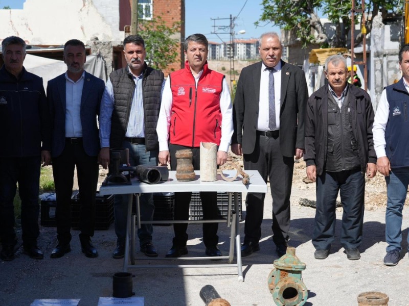 Başkan Tutdere eski ve yeni boruları karşılaştırdı: 564 kilometre tamamlandı 